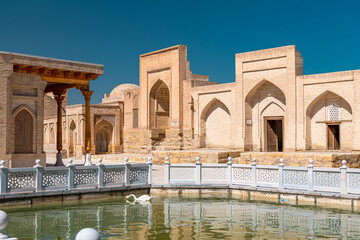 Obraz premium Pool with a swan in necropolis Chor-Bakr in Bukhara, Uzbekistan.