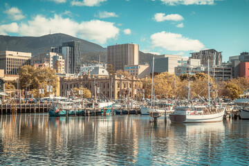 Fototapeta na wymiar The view of the downtown Hobart in sunny days in autumn
