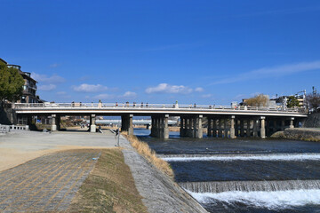 Fototapeta na wymiar 東海道の起点 京都市鴨川に架かる三条大橋