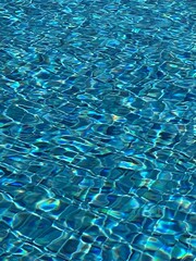 평온한 수영장의 물결