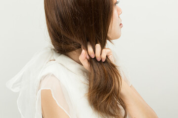 Fototapeta premium ヘアダメージ : 女性は髪の毛を鷲掴みにしている.