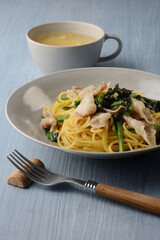 豚バラ肉とほうれん草のパスタ