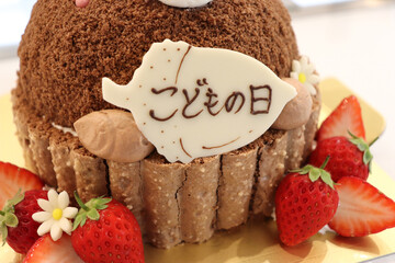 こどもの日のお祝いのチョコレートケーキ、どんぐりのホワイトチョコ
