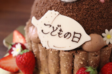 どんぐりのホワイトチョコ、こどもの日のお祝いイチゴとチョコのケーキ