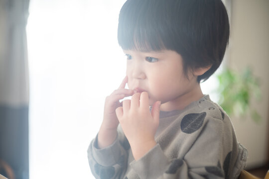ほおばる子ども
