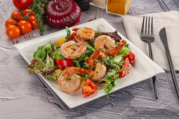 Salad with prawn and quinoa