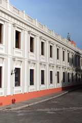 Obraz premium facade of historic white building with symmetrical windows