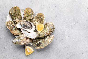 Fresh oysters with lemons