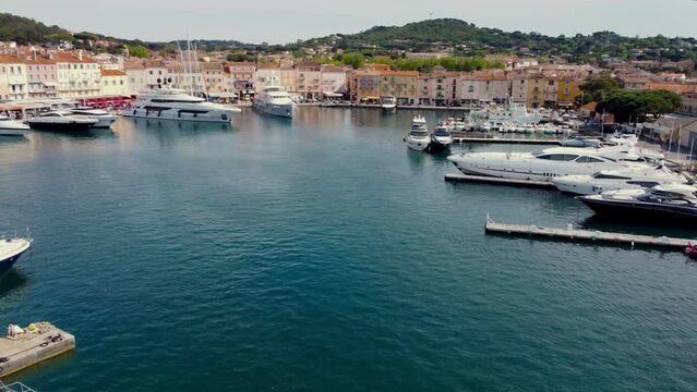 Vue a&eacute;rienne du port de St Tropez, C&ocirc;te d'Azur, France, 4K
