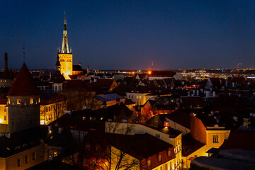 Naklejka premium Tallinn old town buildings and rooftops during night time in cold spring