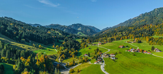 Herbstliche Stimmung im Gunzesrieder Tal im Oberallgäu