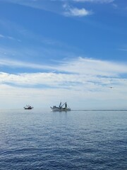 playa azul con barco y lindo cielo