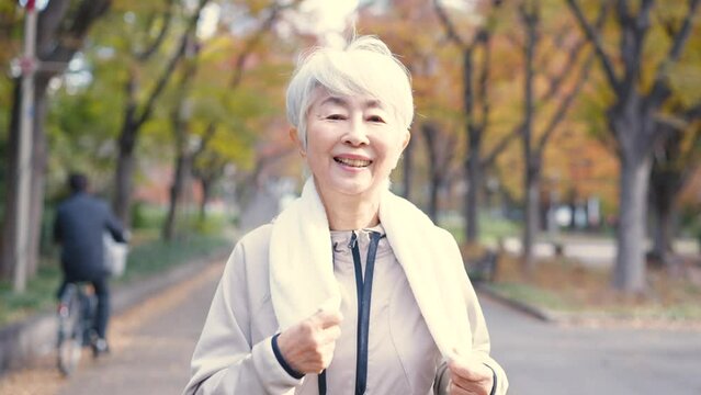 公園を歩くシニア女性