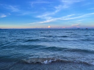 해질녘 바다 파도