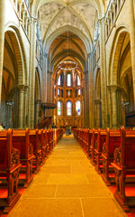 Fototapeta na wymiar Innenansicht der Kathedrale St. Peter (Genf)
