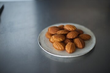 皿に乗せた手作りマドレーヌ