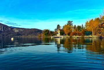 Lac d’Annecy im Département Haute-Savoie in Frankreich