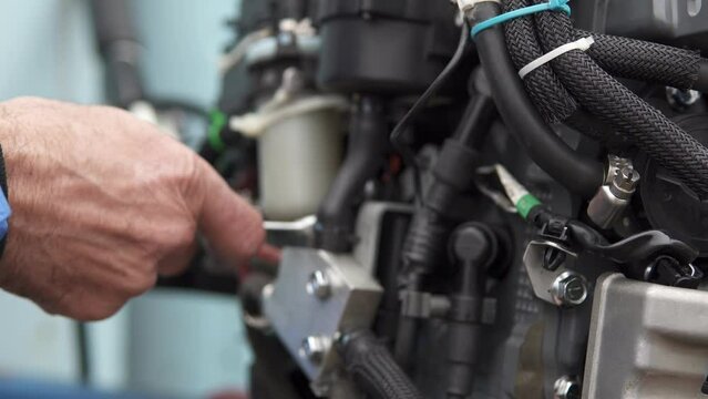 The master performs comprehensive diagnostics and repairs of injection outboard motors.	
