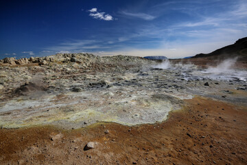 Heiße geothermale Quellen und Schlammtöpfe Hverir in Island 