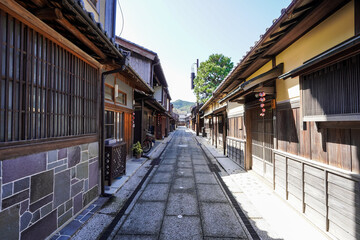 中世の港町から近世の城下町へと発展した小浜西組の伝統的な町並み（福井県小浜市）