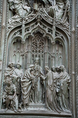 diseño de santos en la puerta del duomo