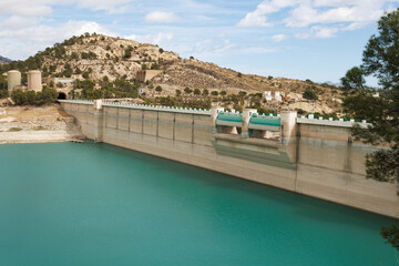 Paisaje con la presa del embalse Amadorio en Orxeta y bajo nivel de agua a causa del cambio...
