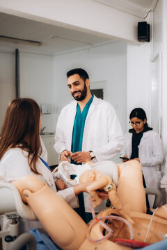 Indian students learn to give birth on a mannequin