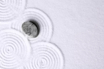 Photo sur Aluminium Pierres dans le sable Zen garden stones on white sand with pattern, top view. Space for text