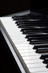 Naklejka premium A close-up of piano keys in black and white, highlighting the contrast between them.