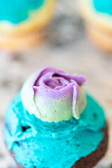 Decorating Cupcakes with Cactus-Shaped Buttercream Frosting