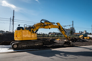 Retroescavadora a trabalhar no nivelamento do solo em prepara&ccedil;&atilde;o para a drenagem das &aacute;guas pluviais