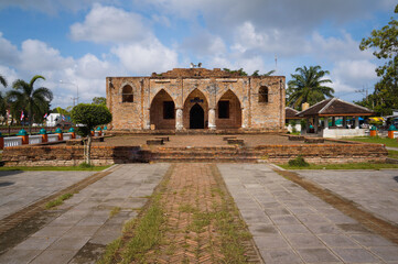 Krue Se Mosque (or Pitu Krue-ban Mosque) is located in Pattani Province, Thailand.