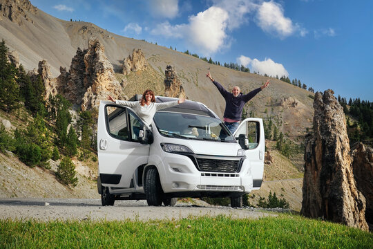 Road trip en camping car avec couple heureux en vacances en &eacute;t&eacute; dans les montagnes