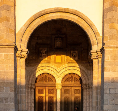 Light and shadow ovcer the magnificent facace and portals of the ::: church in Evora, Alentejo, Portugal