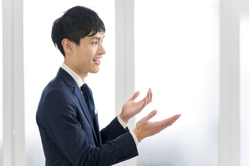 会話をするアジア人ビジネスマン