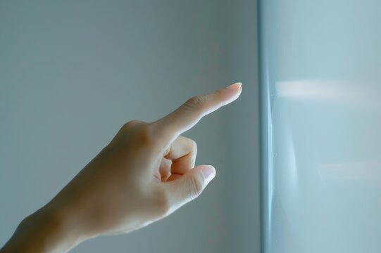 Mano tocando pantalla de realidad mixta, realidad aumentada, dedo haciendo click, conexi&oacute;n con el futuro, Blockchain y metaverso 