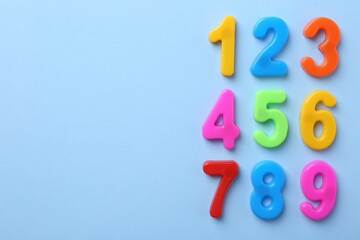 Obraz premium Colorful numbers on blue background, flat lay. Space for text