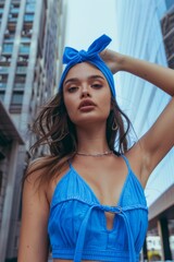 Influencer de moda trend estilo coquette, mujer con vestido de verano paseando por New York con lazo azul en la cabeza