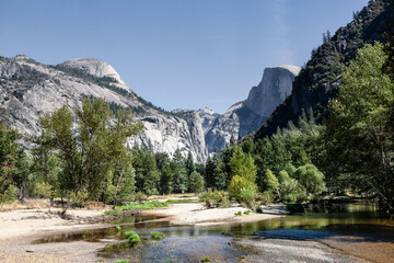 Das Yosemie Valey mit dem fast ausgetrockneten Flußbett des Merced River und dem Half Dome im Hintergrund