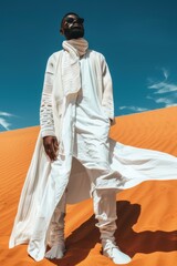 sesión de fotos nueva colección de moda sostenible contra el cambio climático, modelo posando en el desierto con ropa de lino blanco