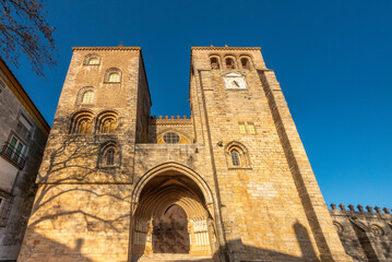 Fototapeta na wymiar The imposing cathedral of Evora (Sé de Nossa Senhora da Assunção), the largest medieval cathedral in Portugal, Alentejo, Portugal