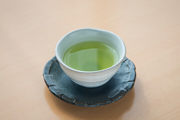 茶托にのせられた緑茶入りの茶碗