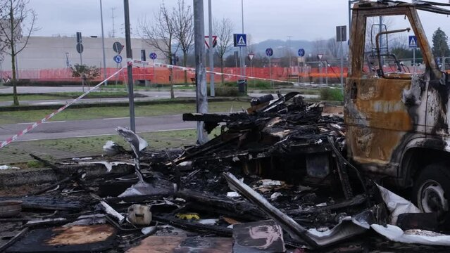 Autocarro bruciato, resti delle lamiere bruciate