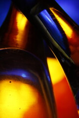 Copas de vidrio transparente con luz incidente, produce  dispersión de luz por refracción,...