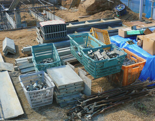 建設現場の資材置場にある部品、工具、材料。