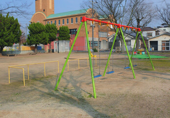 Fototapeta premium カラフルにペイントされた公園のブランコ。 日本の公園の風景。