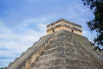 Fototapeta na wymiar great Mayan pyramid in ancient city Chichen-Itza lost in the tropical jungle
