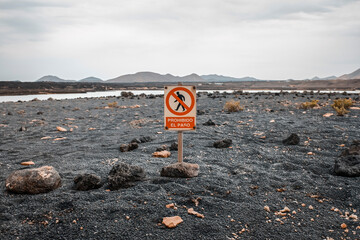 spiaggia abbandonata, pericolo, vietato oltrepassare
