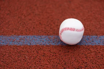 Foto op Plexiglas one baseball on infield of sport field © Angelov
