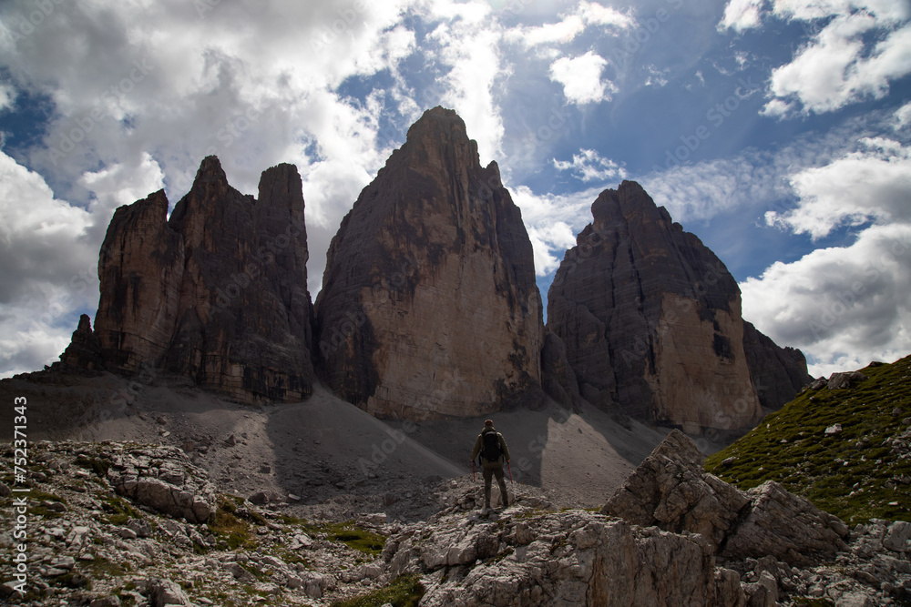 Wall mural Stunning view of a tourist enjoying the view of the Tre Cime Di Lavaredo, Dolomites, Italy.